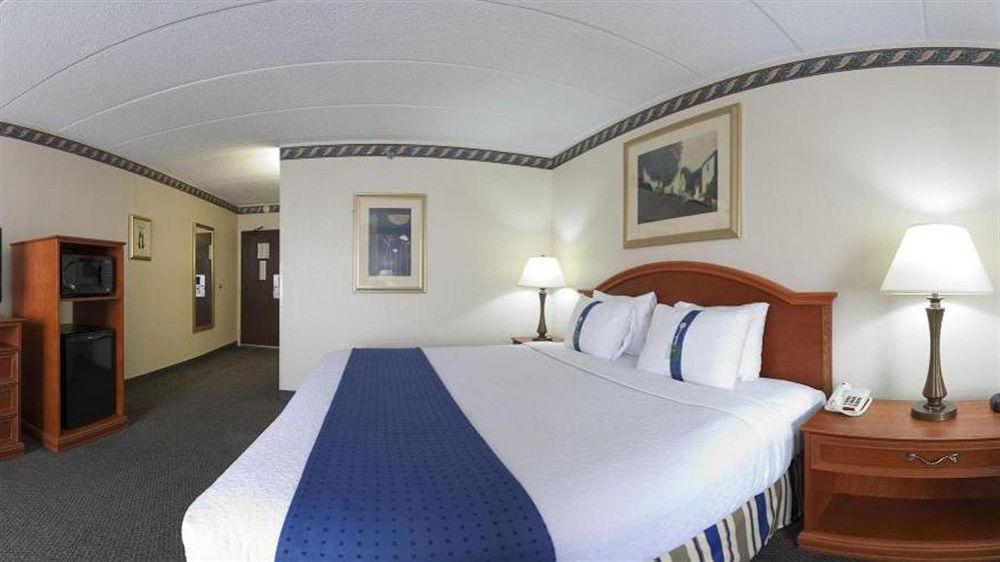Holiday Inn Rockford By Ihg Buitenkant foto